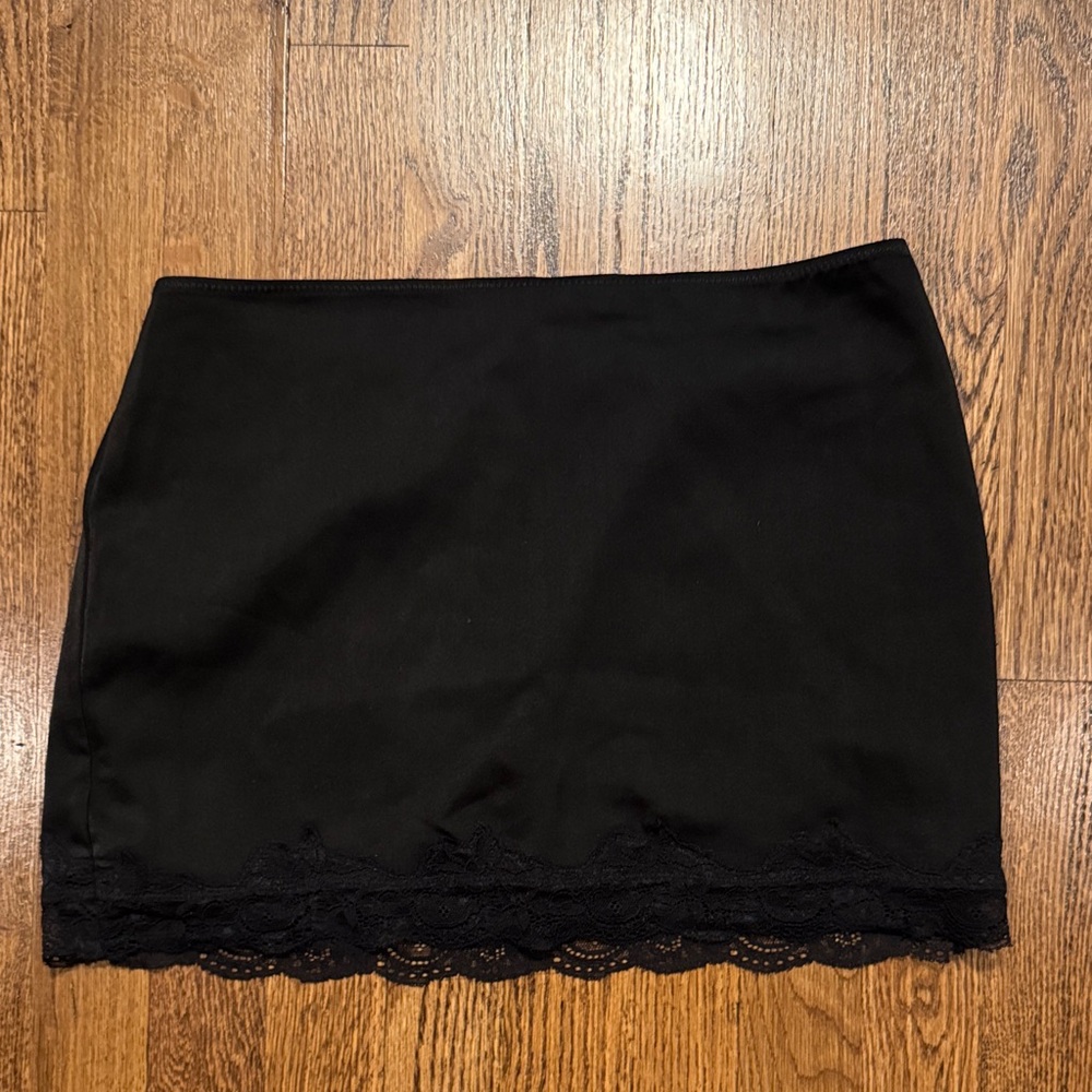 White Fox Boutique Later tonight Elegant Black Lace Trim mini Skirt size small